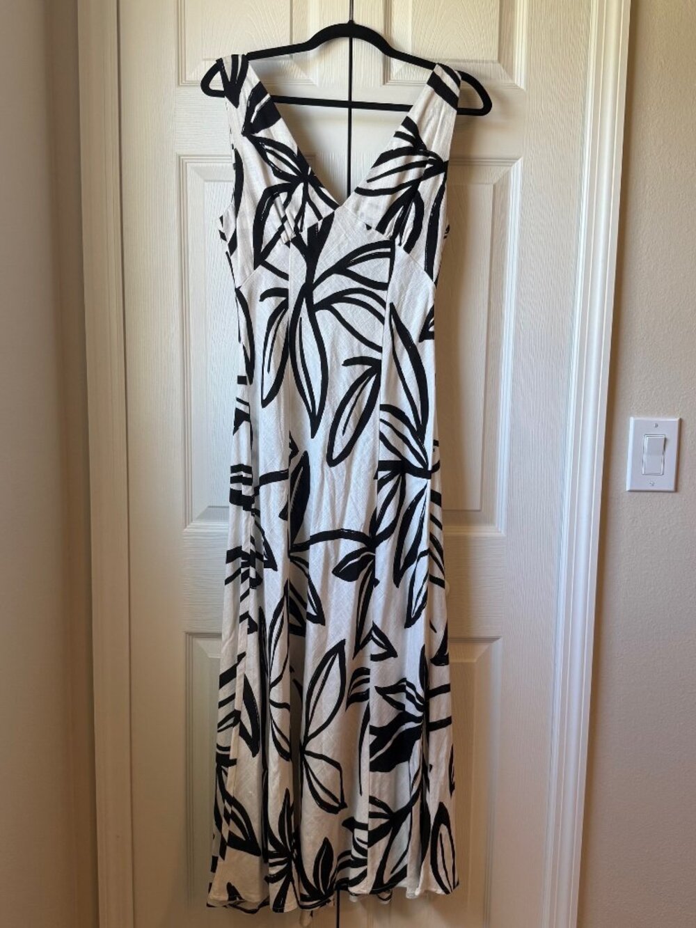Paper Heart Black & White Floral Leaf Linen V Neck Maxi Dress - M
